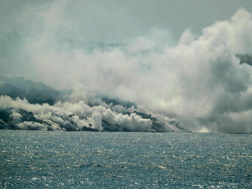 La Palma. Wyspa się powiększa. Lawa dotarła do oceanu /AFP