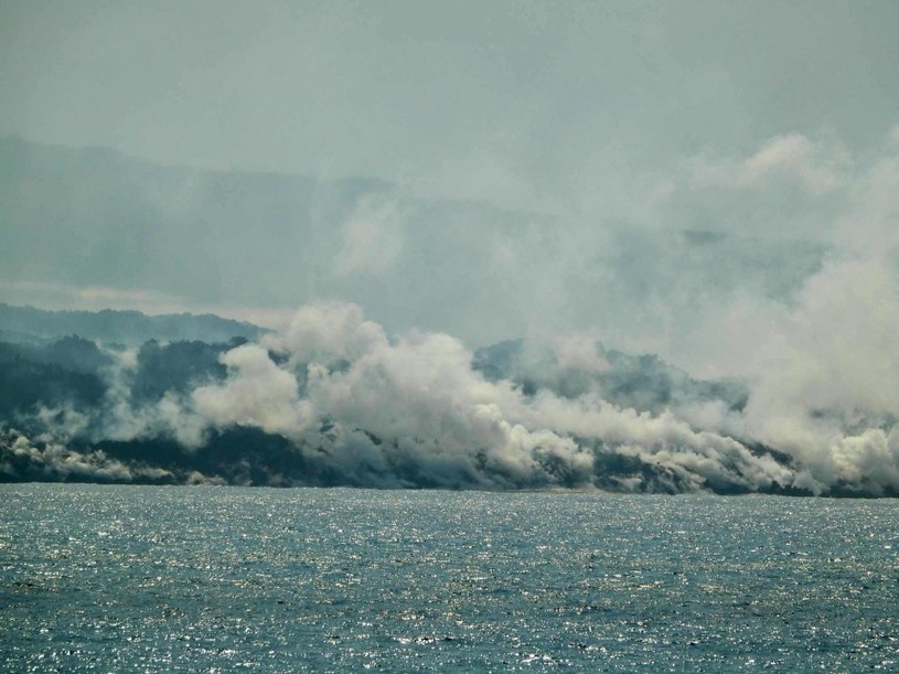 La Palma. Wyspa się powiększa. Lawa dotarła do oceanu /AFP