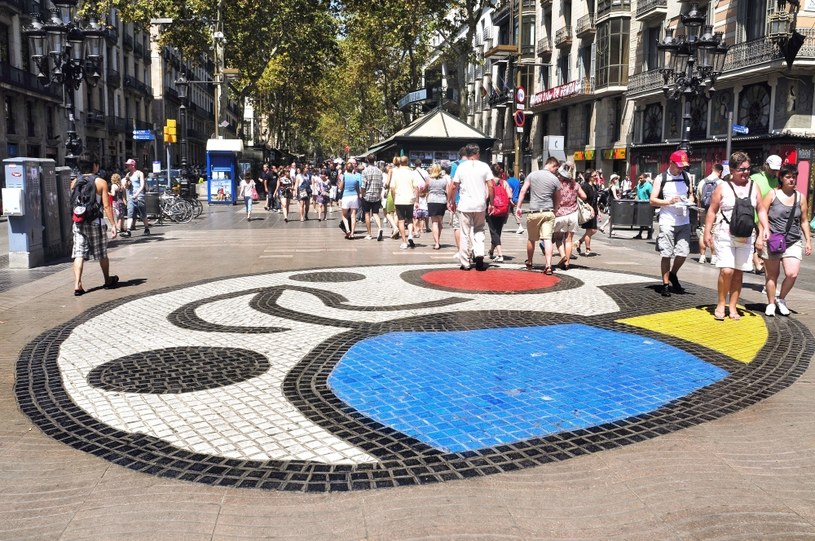La Rambla. Słynny deptak ozdabia m.in. mozaika chodnikowa zaprojektowana przez Joana Miró