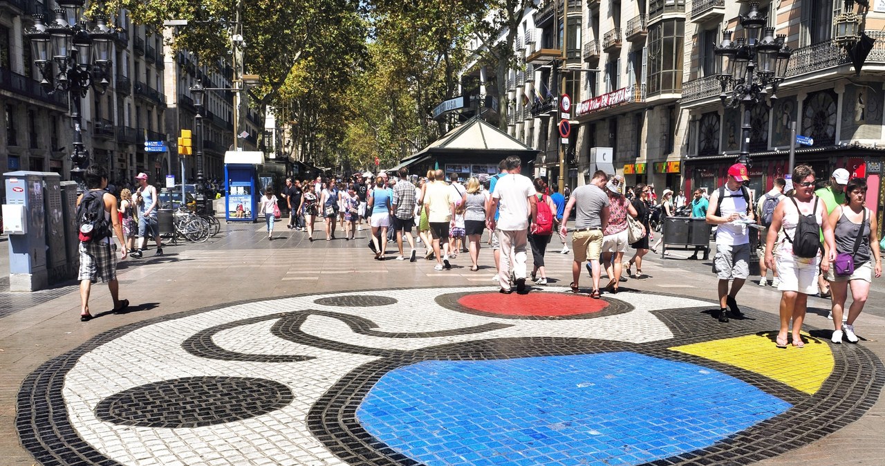 La Rambla. Słynny deptak ozdabia m.in. mozaika chodnikowa zaprojektowana przez Joana Miró /123RF/PICSEL