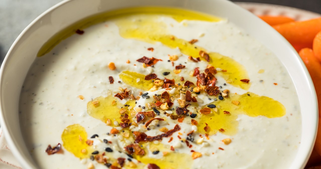 Labneh, znany również jako labaneh, labne czy labnito, wywodzi się z tradycji kulinarnych Bliskiego Wschodu. /123RF/PICSEL