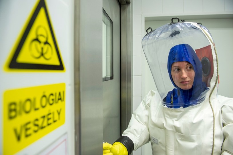 Laboratorium epidemiologiczne na Węgrzech - naukowiec ma na sobie ​środki ochrony osobistej (PPE) /AFP