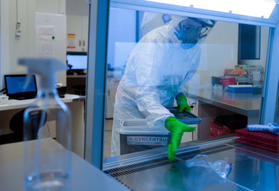 Laboratorium Gyncentrum w Sosnowcu, którego pracownicy zajmują się m.in. wyodrębnianiem mutacji koronawirusa / 	Andrzej Grygiel    /PAP