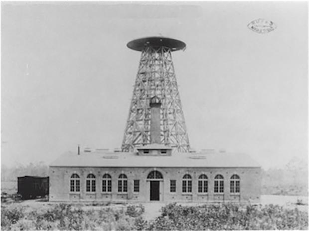 Laboratorium Tesli Wardenclyffe na Long Island około 1902 roku. Prace nad kopułą o średnicy 17 m jeszcze się nie rozpoczęły. Obok budynku zaparkowany jest wagon do przewożenia węgla /domena publiczna
