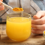 Łącz z wodą i pij rano. Zastąpi herbatę, pobudzi mózg, wesprze metabolizm