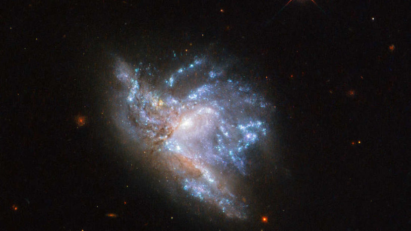 Łącząca się galaktyka NGC 6052 /NASA
