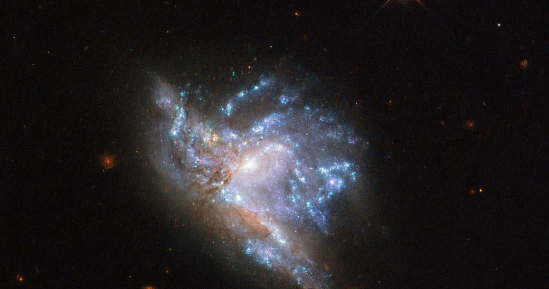 Łącząca się galaktyka NGC 6052 /NASA