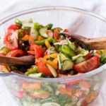 Łączę kilka składników, serwuję do obiadu. Ta sałatka zawsze pasuje