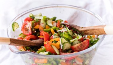 Łączę kilka składników, serwuję do obiadu. Ta sałatka zawsze pasuje