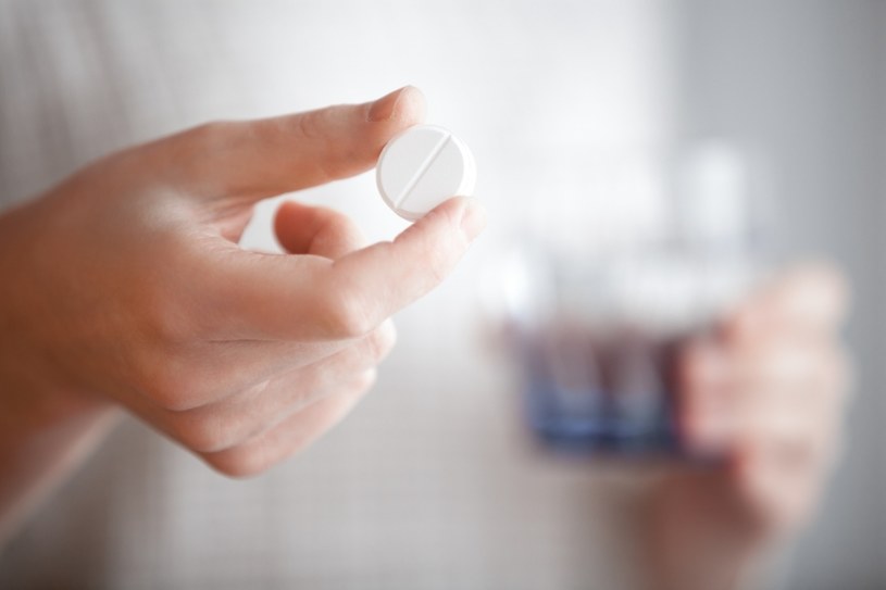Łączenie aspiryny z innymi lekami może wywołać niepożądane skutki uboczne /123RF/PICSEL