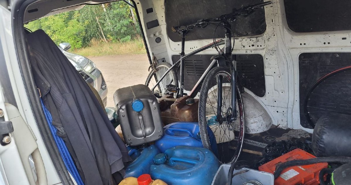 Łączna pojemność zbiorników na paliwo, znajdujących się w busie, którym poruszał się mężczyzna, wynosiła kilkaset litrów. /Policja Mazowiecka  /Policja