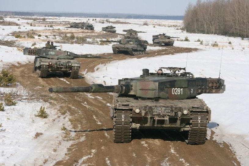 Łączna wartość pierwszych Leopardów 2A4 w polskiej armii wynosiło ok. 1,5 miliarda złotych. Dawało to ok. 11,2 miliona złotych za jednego Leoparda. Taka wartość czołgu była wtedy wręcz śmieszna na rynku, a nawet jej nie musieliśmy płacić /kpt. Dariusz Kudlewski/10 Brygada Kawalerii Pancernej