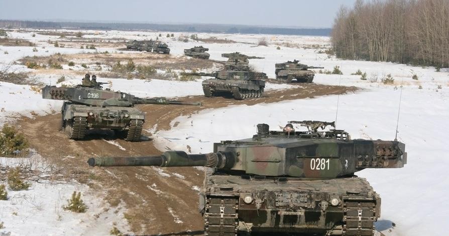 Łączna wartość pierwszych Leopardów 2A4 w polskiej armii wynosiło ok. 1,5 miliarda złotych. Dawało to ok. 11,2 miliona złotych za jednego Leoparda. Taka wartość czołgu była wtedy wręcz śmieszna na rynku, a nawet jej nie musieliśmy płacić /kpt. Dariusz Kudlewski/10 Brygada Kawalerii Pancernej