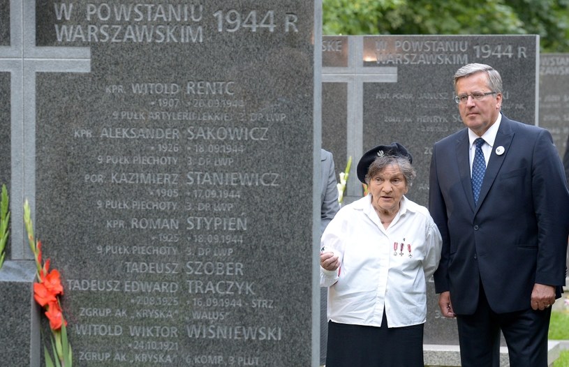 łączniczka Wanda Traczyk-Stawska (z lewej) oraz prezydent Bronisław Komorowski /Radek Pietruszka /PAP