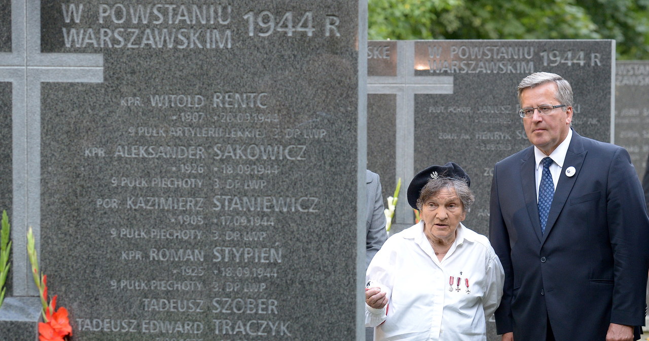 łączniczka Wanda Traczyk-Stawska (z lewej) oraz prezydent Bronisław Komorowski /Radek Pietruszka /PAP