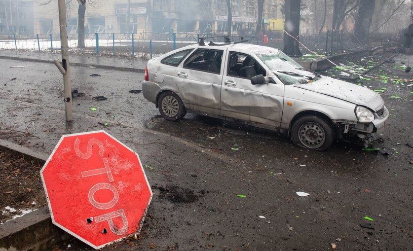 Łada zniszczona w czasie walk w Ukrainie. Czy taki sam los czeka rosyjski przemysł motoryzacyjny? /Getty Images