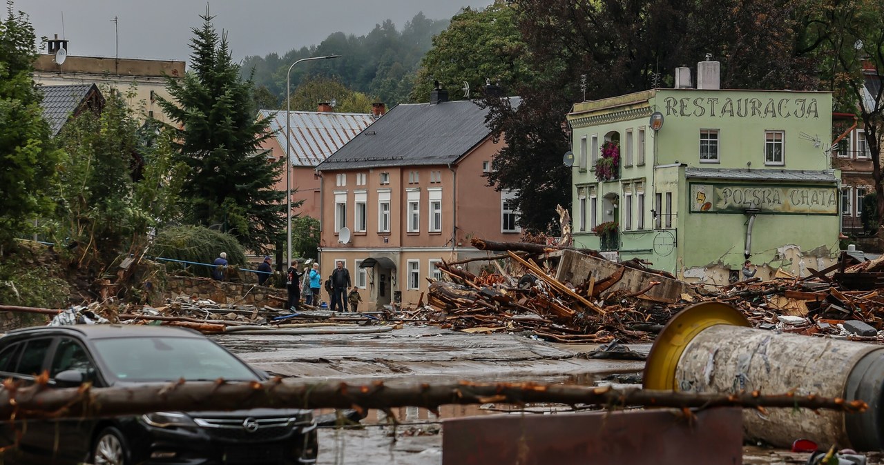 Lądek-Zdrój po przejściu fali w wyniku pęknięcia zapory. Teraz Wrocław szykuje się na walkę z żywiołem /PAWEL RELIKOWSKI/POLSKAPRESS /East News