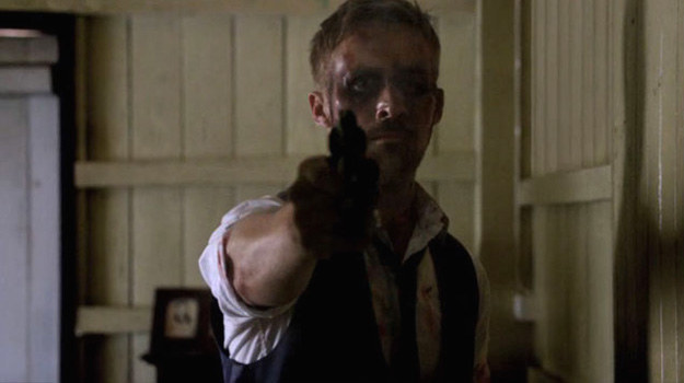 Ładna buzia Ryana Goslinga została w filmie 'Tylko Bóg wybacza" mocno pokiereszowana. /materiały prasowe