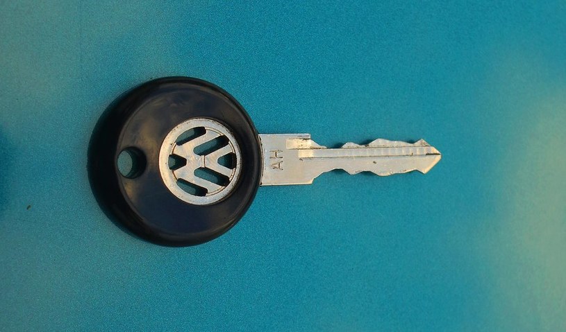 Ładny detal: kluczyk z wycinanym logo Volkswagena. /Motor