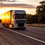 Ładowanie elektrycznej ciężarówki, praca czy przerwa? Zależy od kraju