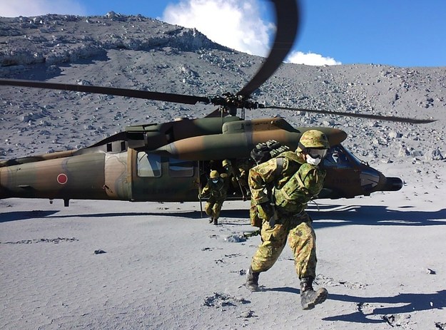 Lądowanie helikoptera japońskich służb na Ontake /JAPAN'S DEFENSE MINISTRY JOINT STAFF/HANDOUT /PAP/EPA