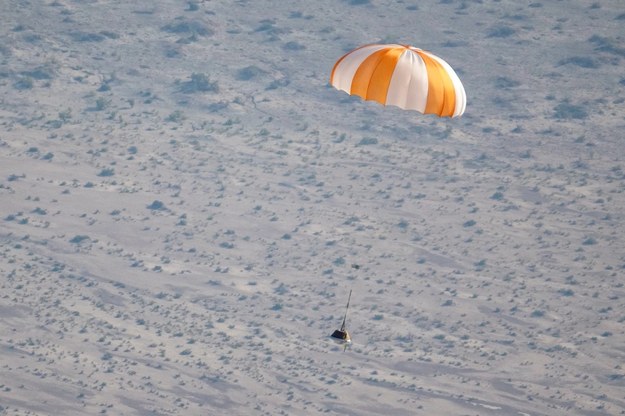 Lądowanie makiety kapsuły podczas testów procedury odzyskania próbki, 30 sierpnia 2023 roku /NASA/Keegan Barber /Materiały prasowe