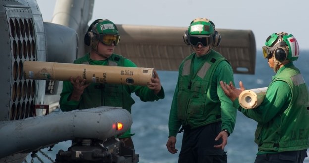 Ładowanie pasywnych pław DIFAR do zrzutni na śmigłowcu MH-60R Sea Hawk– fot. A.Gonzales/US Navy /materiały prasowe