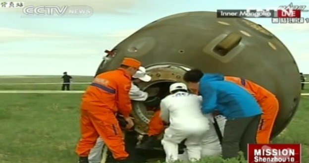 Lądowanie przebiegło zgodnie z planem – według doniesień załoga jest w dobrym stanie. Lądowanie było obserwowane z wielu śmigłowców, które w ciągu kilku minut od lądowania znalazły się obok kapsuły Shenzhou-10. /Kosmonauta