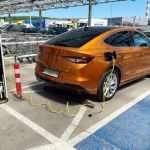Ładowanie samochodu elektrycznego latem za darmo? To możliwe