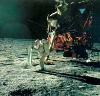 Lądowanie statku kosmicznego Apollo 11 na Księżycu /Encyklopedia Internautica