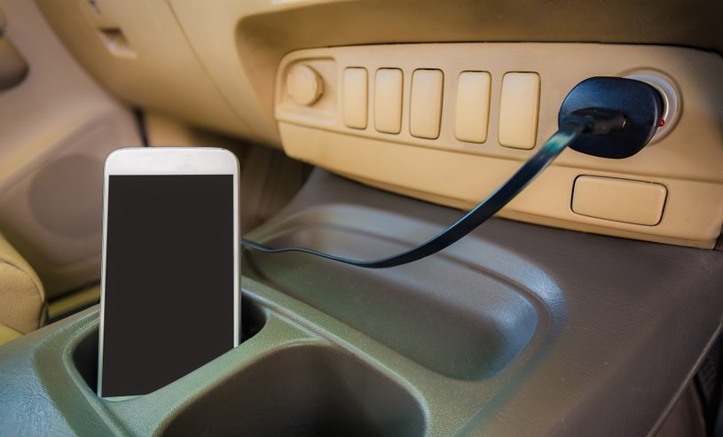 Ładowarka indukcyjna - sposób na ładowanie smartfona w samochodzie /materiał zewnętrzny