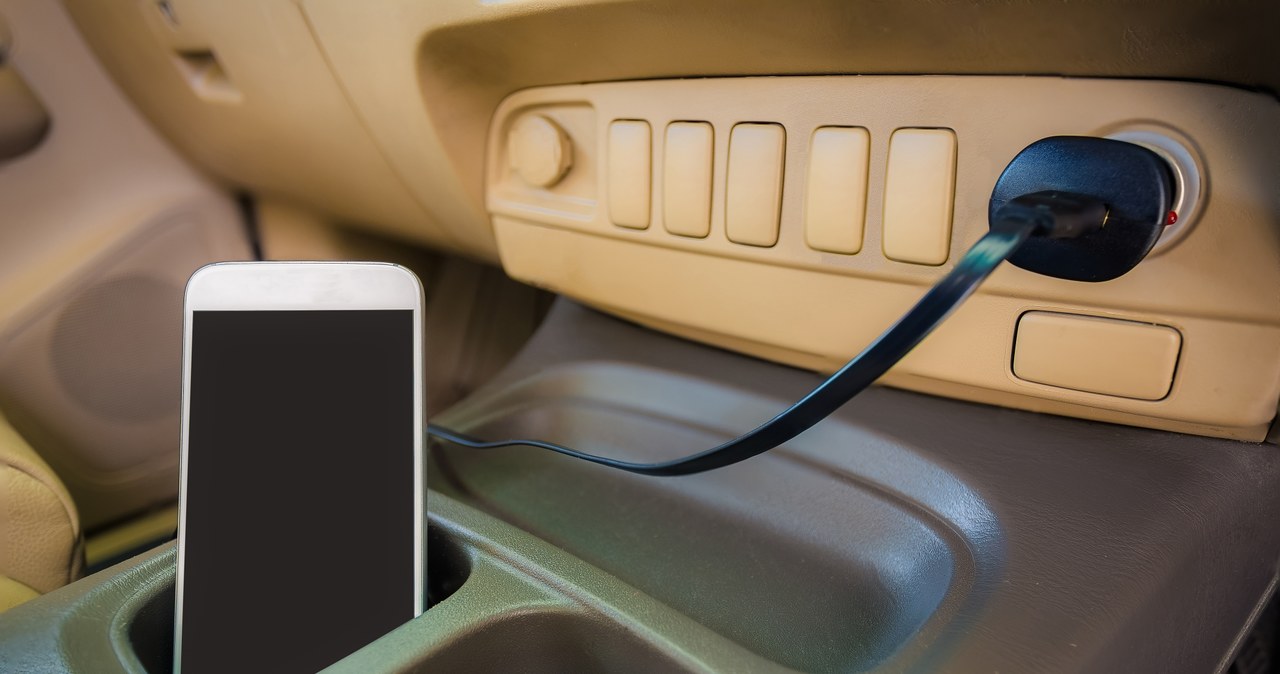 Ładowarka indukcyjna - sposób na ładowanie smartfona w samochodzie /materiał zewnętrzny