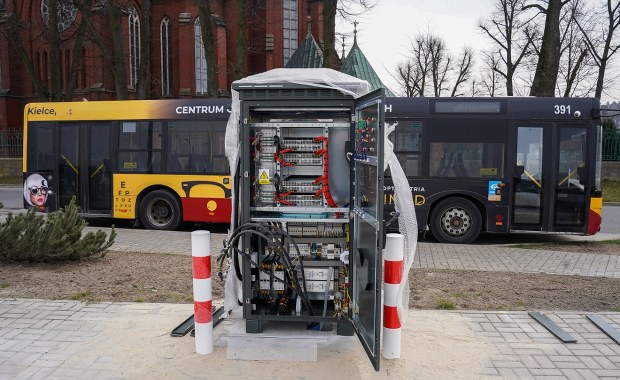 Ładowarki autobusowe już stoją. Kiedy przejedziemy się po Kielcach "elektrykiem"?