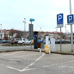 Ładowarki przed kościołem. Zaskakujący pomysł na polskiej plebanii