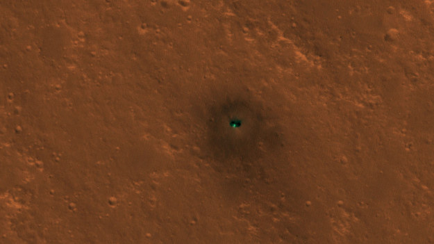 Ladownik InSight na Marsie w obiektywie sondy Mars Reconnaissance Orbiter / NASA/JPL-Caltech/University of Arizona /Materiały prasowe