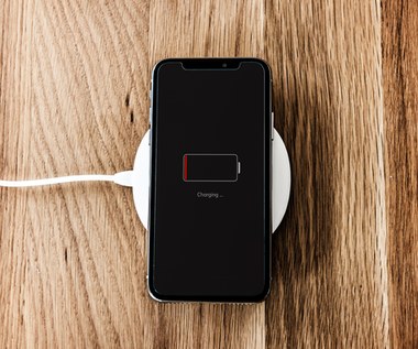 Ładuj telefon w ten sposób – skutecznie przedłużysz żywotność baterii. Sprawdzone triki