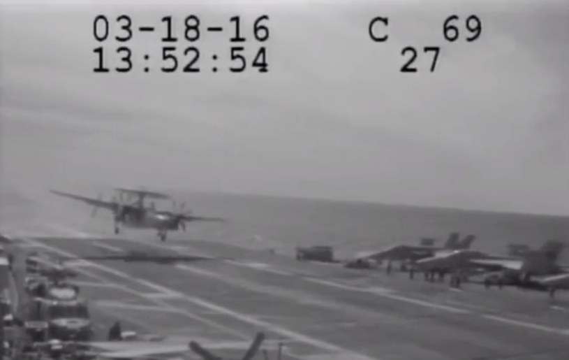 Lądujący E-2C Hawkeye /YouTube