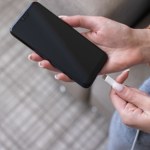 smartfony Ładujesz telefon w nocy? Zdziwisz się, ale w ten sposób niszczysz baterię