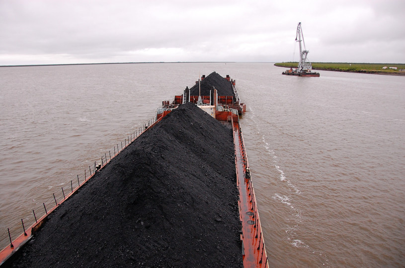 Ładunek statku z węglem na rzece Kolyma Rosja /123RF/PICSEL