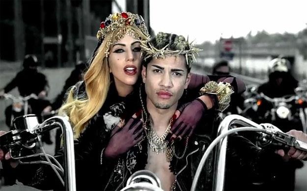 Lady Gaga i aktor w koronie cierniowej w klipie "Judas" /