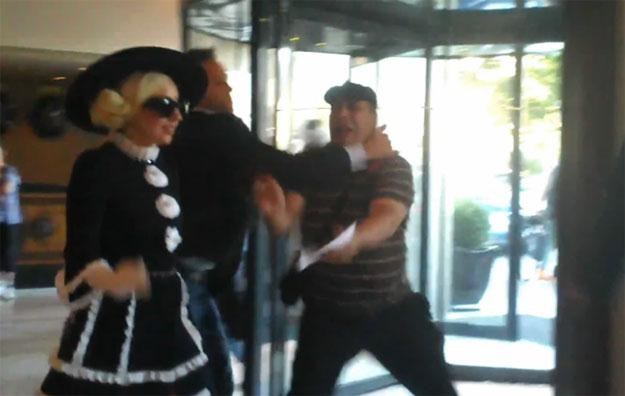 Lady Gaga i zdesperowany fan w objęciach ochroniarza /