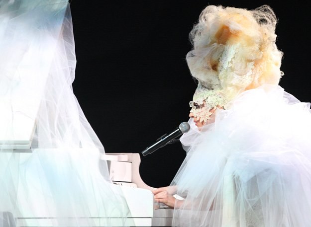 Lady GaGa jak nikt inny dba o oprawę wizualną swoich występów - fot. Dave Hogan /Getty Images/Flash Press Media