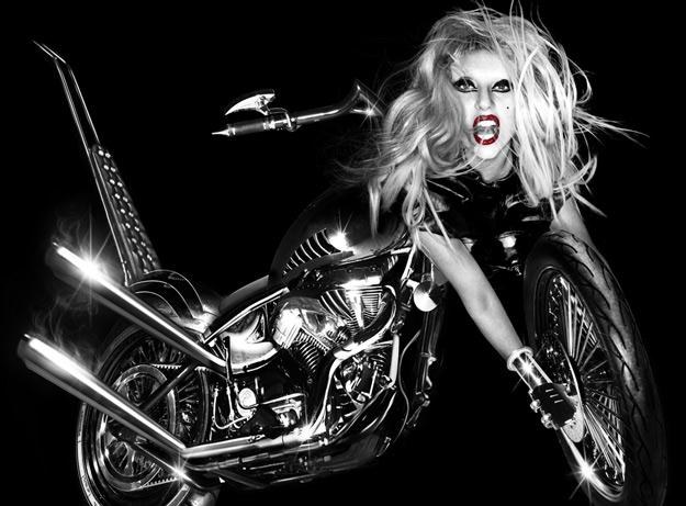 Lady Gaga jako kobieta-motocykl /