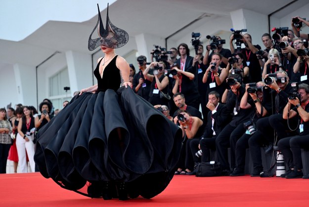 Lady Gaga na czerwonym dywanie przed premierowym pokazem filmu /ETTORE FERRARI /PAP/EPA