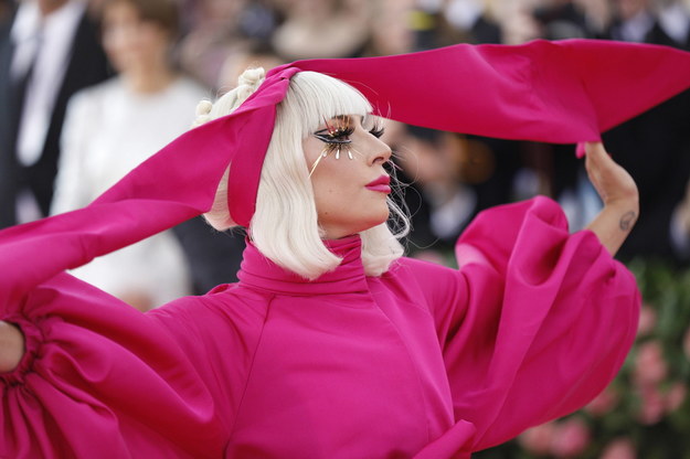 Lady Gaga na czerwonym dywanie przed słynną Met Gala w 2019 roku w Nowym Jorku /JUSTIN LANE /PAP/EPA