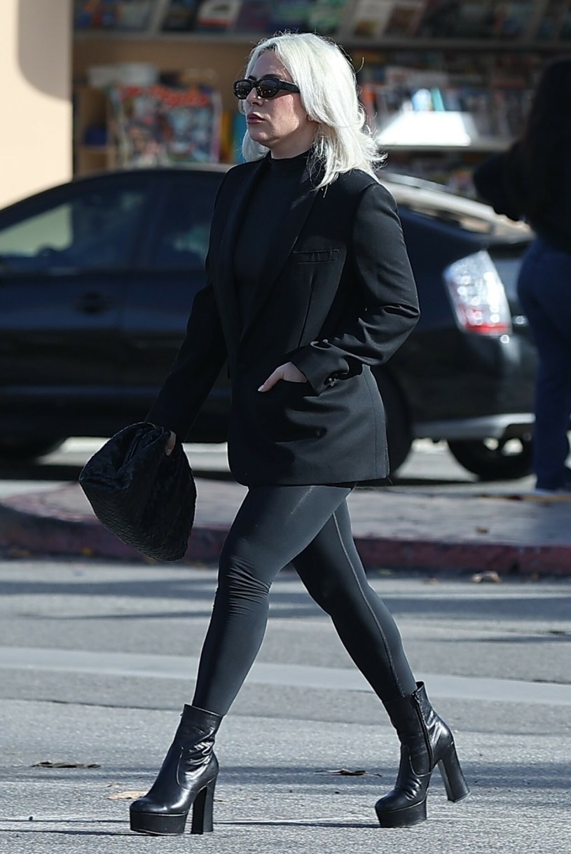 Lady Gaga pokazała się w stylizacji z legginsami w roli główniej /Backgrid/East News /East News