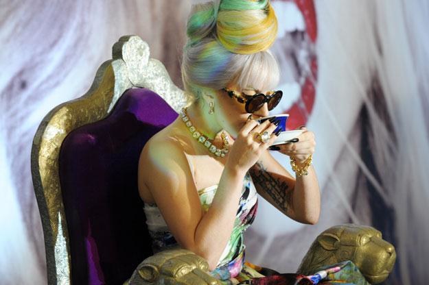 Lady Gaga popija herbatę podczas konferencji prasowej w New Delhi /arch. AFP