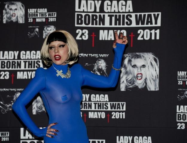 Lady Gaga promuje "Born This Way" na wszystkie sposoby. Ale może już nie dogonić Adele... /AFP
