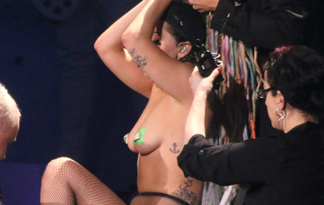Lady Gaga przebierała się na scenie! /GossipExtra.com/ Splash News /Splashnews