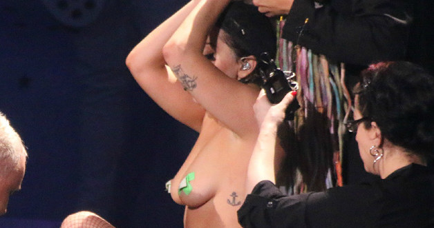 Lady Gaga przebierała się na scenie! /GossipExtra.com/ Splash News /Splashnews